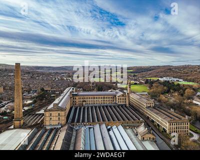 Vista aerea di Salts Mill, Saltaire, vecchia fabbrica tessile vittoriana a Bradford Foto Stock