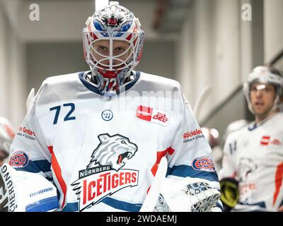 Leon Hungerecker (Nuernberg Ice Tigers, n. 72) ist fokussiert. Duesseldorfer EG vs. Nuernberg Ice Tigers, Eishockey, Penny DEL, 39. Spieltag, Saison 2023/2024, 19.01.2024 foto: Eibner-Pressefoto/Thomas Haesler Foto Stock