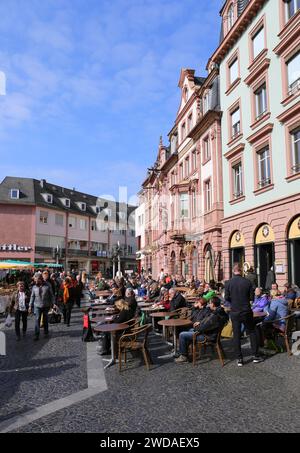 MAGONZA, GERMANIA - MARZO 28: Persone non identificate che si godono la bella giornata di primavera al caffè e ai bar. Marzo 28,2015 a Magonza, Germania Foto Stock