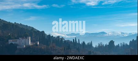 Vista panoramica del Generalife nell'Alhambra (Granada, Spagna) con le cime innevate della Sierra Nevada sullo sfondo Foto Stock