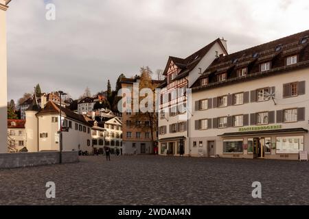 ST. GALLEN, SVIZZERA - 3 GENNAIO 2024: Strade di San Gallo. L'affascinante città e anche siti patrimonio dell'umanità dell'UNESCO in Svizzera Foto Stock