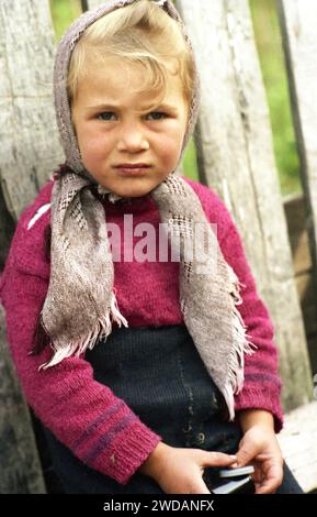 Ritratto di una bambina che indossa un velo nella contea di Vrancea, Romania, circa 1994. Foto Stock