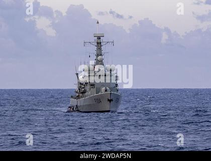 191023UB406-0019 OCEANO ATLANTICO (23 ottobre 2019) la fregata della marina portoghese NRP D. Francisco de Almeida (F334) (D (48951896987). Foto Stock