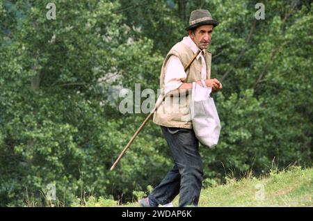 Uomo nella contea di Vrancea, Romania, circa 1999 Foto Stock