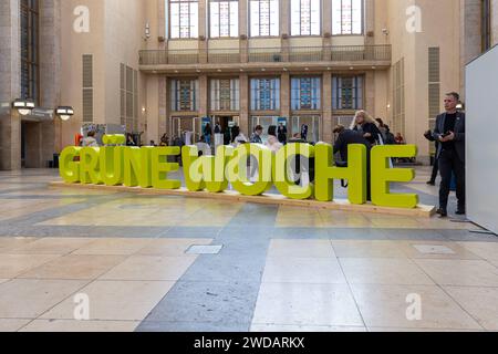 Internationale Grüne Woche Deutschland, Berlin AM 19.01.2024: Grüne Woche in große dreidemnesionale Buchstaben an der Halle der Messe Berlin Eingang Nord. *** Settimana verde internazionale Germania, Berlino il 19 01 2024 settimana verde in grandi lettere tridimensionali presso la sala della Messe Berlin North Entrance Foto Stock