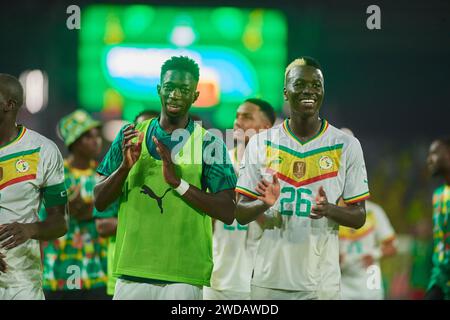 Punti salienti della partita tra Senegal e Camerun alla Coppa d'Africa 2023, i giocatori senegalesi salutano i loro tifosi nello stadio Foto Stock