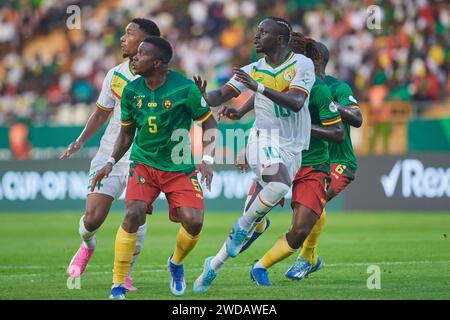 Punti salienti della partita tra Senegal e Camerun all'AFACON 2023, i giocatori senegalesi e camerunesi prestano attenzione a un senegalese Foto Stock