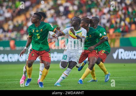 Punti salienti della partita tra Senegal e Camerun all'AFACON 2023, i giocatori senegalesi e camerunesi prestano attenzione a un senegalese Foto Stock