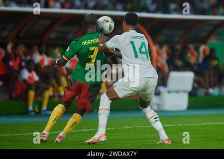 Punti salienti della partita tra Senegal e Camerun alla Coppa d'Africa 2023, il duello tra Moumi Ngamaleu e Ismail Jakobs Foto Stock