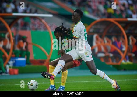 Punti salienti della partita tra Senegal e Camerun alla Coppa d'Africa 2023, il duello tra Zambo Anguissa e Pape Gueye Foto Stock