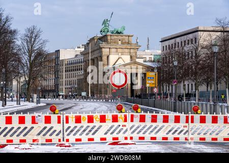 Traffico stradale, barriere relative al traffico alla porta di Brandeburgo, Berlino, Germania Foto Stock