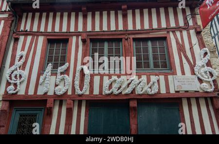 Facciata della casa dove il musicista francese Erik Satie visse 1866-1925, a Honfleur, Normandia, Francia Foto Stock