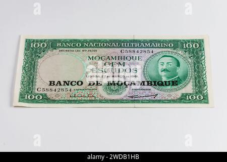 Vecchia banconota del Mozambico di 100 scudi da 1961 anni Foto Stock