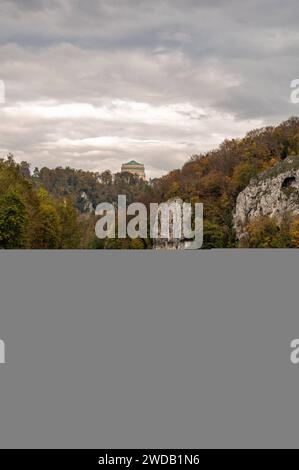 Donaudurchbruch die Weltenburger Enge, auch Donaudurchbruch bei Weltenburg genannt, ist eine etwa 5,5 km lange Engstelle des Donautals zwischen Kelheim und dem Kloster Weltenburg. DAS Geotop liegt entlang der Donau im niederbayerischen Landkreis Kelheim und in der südlichen Frankenalb. Der bayerische König Ludwig I. stellte die Weltenburger Enge schon 1840 unter Naturschutz. 1938 wurde das 559 Hektar große Naturschutzgebiet Weltenburger Enge eingerichtet, das im Oktober 2022 mit dem 375 Hektar großen Naturschutzgebiet Hirschberg und Altmühlleiten vereinigt wurde. Seit März 2020 ist ein Foto Stock