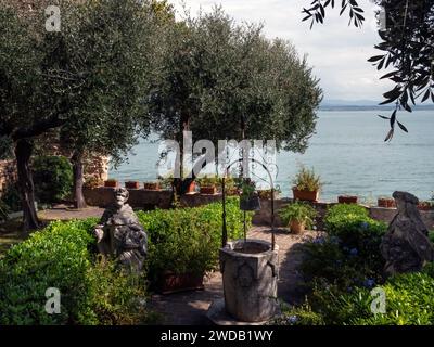 SIRMIONE, ITALIA - 21 SETTEMBRE 2023: Veduta del Giardino Grazia Deledda Foto Stock