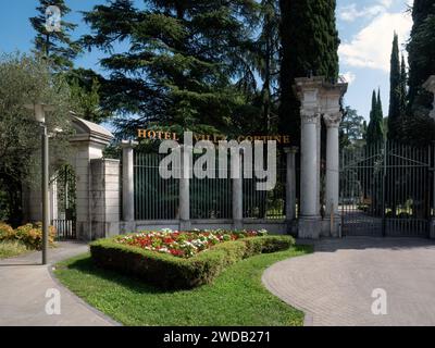 SIRMIONE, ITALIA - 21 SETTEMBRE 2023: Ingresso al lussuoso Hotel Villa Cortine Palace con cartello Foto Stock