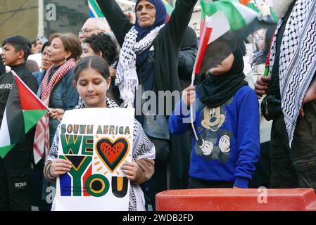 Beirut, Libano. 19 gennaio 2024. Un centinaio di attivisti palestinesi si riuniscono al di fuori del Consolato Onorario sudafricano a Beirut, in Libano, il 19 gennaio 2024. Lo scorso dicembre il Sudafrica ha intentato una causa contro Israele presso la Corte internazionale di giustizia (ICJ), accusando il suo governo di genocidio contro i palestinesi a Gaza dopo oltre due mesi di continui bombardamenti. (Foto di Elisa Gestri/Sipa USA) credito: SIPA USA/Alamy Live News Foto Stock