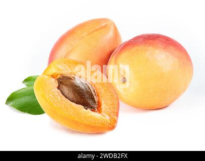 albicocche con fetta e foglie ritoccate e isolato sfondo bianco Foto Stock