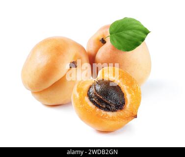 gruppo di albicocche con fetta e foglia ritoccata e isolato sfondo bianco Foto Stock
