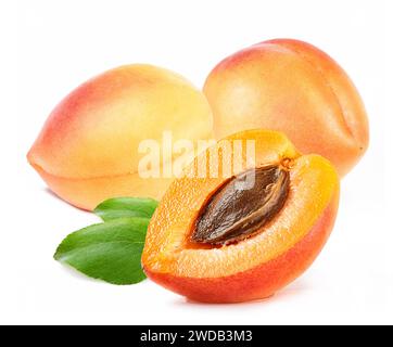 albicocche mature con fetta e foglia ritoccata e isolato sfondo bianco Foto Stock