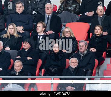 Markus Soeder (Ministerpraesident, Freistaat Bayern), Frank-Walter Steinmeier (Bundespraesident, Bundesrepbulik Deutschland) und Olaf Scholz (Bundeskanzler, Bundesrepublik Deutschland) in der oberen Reihe. Darunter Heidi Beckenbauer mit Sohn Joel und Tochter Francesca. Unten rechts Rudi Voeller (Weggefaehrte und Fussball-Weltmeister 1990). GER, FC Bayern Muenchen, Gedenkfeier fuer Franz Beckenbauer, Allianz-Arena, 19.01.2024. Foto: Eibner-Pressefoto/Heike Feiner Foto Stock