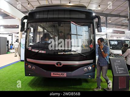 Ahmedabad, India. 13 gennaio 2024. Il primo autobus a idrogeno a celle a combustibile dell'India di Tata è conservato in mostra alla vibrante Gujarat Global Trade Show di Ahmedabad. La vibrante fiera globale del Gujarat è una piattaforma per portare gli investitori indiani e internazionali a investire nello stato, creando così opportunità di business e di occupazione per migliaia di persone e rafforzando l'economia. (Foto di Ashish Vaishnav/SOPA Images/Sipa USA) credito: SIPA USA/Alamy Live News Foto Stock