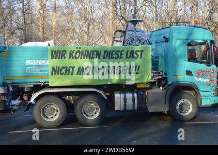 Berlino, Germania - 19 gennaio 2024 - dimostrazione dei camionisti. (Foto di Markku Rainer Peltonen) Foto Stock