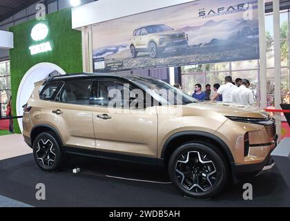 Ahmedabad, India. 13 gennaio 2024. Un'auto Safari sembra in mostra al vivace Gujarat Global Trade Show di Ahmedabad. La vibrante fiera globale del Gujarat è una piattaforma per portare gli investitori indiani e internazionali a investire nello stato, creando così opportunità di business e di occupazione per migliaia di persone e rafforzando l'economia. (Foto di Ashish Vaishnav/SOPA Images/Sipa USA) credito: SIPA USA/Alamy Live News Foto Stock