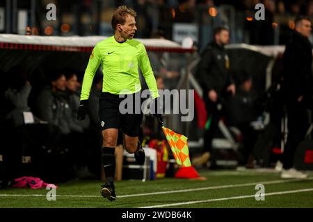 Rotterdam, Nederland. 19 gennaio 2024. ROTTERDAM, NEDERLAND - 19 GENNAIO: L'arbitro di supporto Richard Brondijk in azione durante il match olandese Eredivisie tra Excelsior Rotterdam e sc Heerenveen al Van Donge e De Roo Stadion il 19 gennaio 2024 a Rotterdam, Nederland. (Foto di Hans van der Valk/Orange Pictures) credito: dpa/Alamy Live News Foto Stock