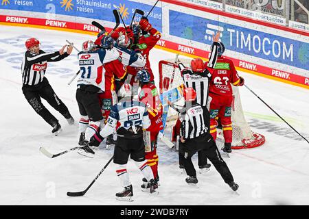 Eishockey DEL - 39. Spieltag: Düsseldorfer EG vs Nürnberg Ice Tigers AM 19.01.2024 im PSD Bank Dome a Düsseldorf Massenkeilerei auf Eis foto: Osnapix Foto Stock