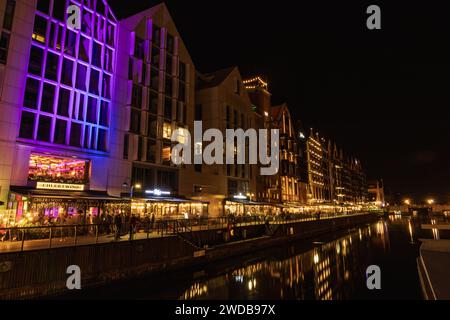 Danzica, Polonia - 7 settembre 2023: Splendidi paesaggi urbani notturni di strade ed edifici della città di Danzica Foto Stock