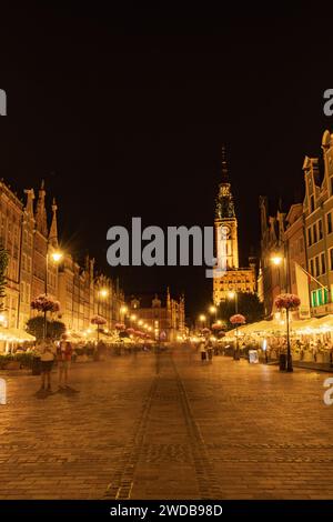 Danzica, Polonia - 7 settembre 2023: Splendidi paesaggi urbani notturni di strade ed edifici della città di Danzica Foto Stock