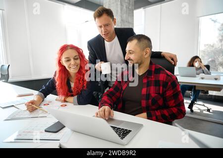 Capo del dipartimento che controlla il lavoro dei suoi dipendenti Foto Stock