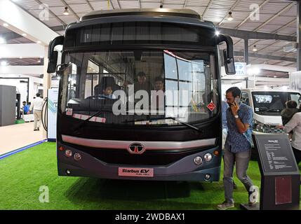 Ahmedabad, Gujarat, India. 13 gennaio 2024. Il primo autobus a idrogeno a celle a combustibile dell'India di Tata è conservato in mostra alla vibrante Gujarat Global Trade Show di Ahmedabad. La vibrante fiera globale del Gujarat è una piattaforma per portare gli investitori indiani e internazionali a investire nello stato, creando così opportunità di business e di occupazione per migliaia di persone e rafforzando l'economia. (Immagine di credito: © Ashish Vaishnav/SOPA Images via ZUMA Press Wire) SOLO USO EDITORIALE! Non per USO commerciale! Foto Stock