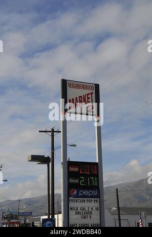 Lewiston /Idaho /USA  18 gennaio 2016   Neighborhood nieghbourhoodmarket 2 e gas tation 2,0 e 2,17 prezzo del gas Foto Stock