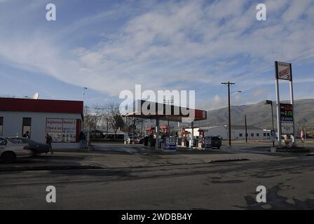 Lewiston /Idaho /USA  18 gennaio 2016   Neighborhood nieghbourhoodmarket 2 e gas tation 2,0 e 2,17 prezzo del gas Foto Stock