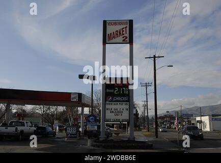 Lewiston /Idaho /USA  18 gennaio 2016   Neighborhood nieghbourhoodmarket 2 e gas tation 2,0 e 2,17 prezzo del gas Foto Stock