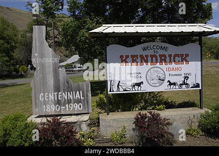 KENDRICK/IDAHO /USA- vita quotidiana e stile di vita nella città di Kendrick, con la chiesa di vita dei sovrani e la posta del servizio postale office Cafe, ristorante e liquire store e Kendrick Centennial 1890-1990 un anno di vita e ora Kendrick One Hundrad e. città regnante di quattordici anni sull'autostrada 3 nello stato dell'Idaho storica città regnante 08 giugno 2014 Foto Stock