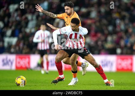 Hull City's Ozan Tufan (a sinistra) e Jobe Bellingham di Sunderland combattono per il pallone durante la partita del campionato Sky Bet allo Stadium of Light, Sunderland. Data immagine: Venerdì 19 gennaio 2024. Foto Stock