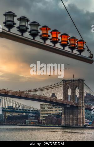 Vista del ponte di Brooklyn dal porto marittimo di South Street. Uccelli che volano. Foto Stock