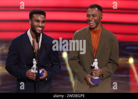 Monaco, Germania. 19 gennaio 2024. Cerimonia del Bavarian Film Award: Tijan Njie (l) ed Elan Ben Ali (r) ricevono il Bavarian Film Award per il film "Girl You Know IT's True", in cui interpretano il duo pop "Milli Vanilli" e si esibiscono sul palco con i loro premi. Il premio è stato assegnato per i risultati eccezionali dal 1979. Credito: Karl-Josef Hildenbrand/dpa/Alamy Live News Foto Stock