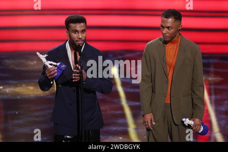 Monaco, Germania. 19 gennaio 2024. Cerimonia del Bavarian Film Award: Tijan Njie (l) ed Elan Ben Ali (r) ricevono il Bavarian Film Award per il film "Girl You Know IT's True", in cui interpretano il duo pop "Milli Vanilli" e si esibiscono sul palco con i loro premi. Il premio è stato assegnato per i risultati eccezionali dal 1979. Credito: Karl-Josef Hildenbrand/dpa/Alamy Live News Foto Stock