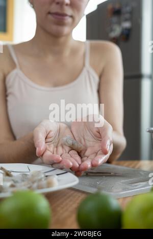 lavori di casa, preparazione degli ingredienti per cucinare, interni della cucina con dettagli di lavoro dello chef, stile di vita Foto Stock