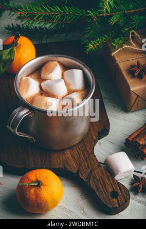 Tazza rustica di cioccolata calda con marshmallow Foto Stock