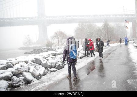 New York City, NY, USA. 19 gennaio 2024. Venerdì 19 gennaio 2024, la neve arriva nella regione Dumbo di Brooklyn, a New York, negli Stati Uniti. (Immagine di credito: © William Volcov/ZUMA Press Wire) SOLO USO EDITORIALE! Non per USO commerciale! Foto Stock