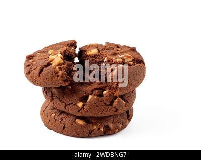 Un paio di biscotti di farina d'avena marrone scuro con pezzi di cioccolato bianco visibili, mostrati in isolamento. Biscotti con cioccolato bianco da vicino. Foto Stock