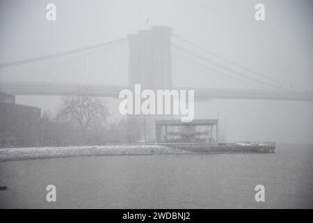 New York City, NY, USA. 19 gennaio 2024. Venerdì 19 gennaio 2024, la neve arriva nella regione Dumbo di Brooklyn, a New York, negli Stati Uniti. (Immagine di credito: © William Volcov/ZUMA Press Wire) SOLO USO EDITORIALE! Non per USO commerciale! Foto Stock