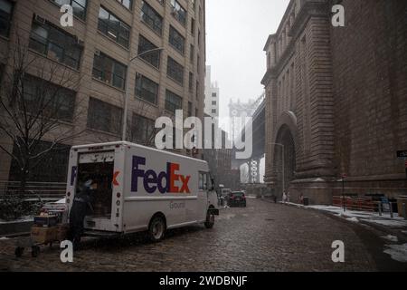 New York City, NY, USA. 19 gennaio 2024. Venerdì 19 gennaio 2024, la neve arriva nella regione Dumbo di Brooklyn, a New York, negli Stati Uniti. (Immagine di credito: © William Volcov/ZUMA Press Wire) SOLO USO EDITORIALE! Non per USO commerciale! Foto Stock