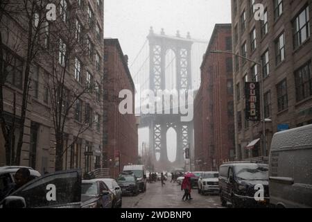 New York City, NY, USA. 19 gennaio 2024. Venerdì 19 gennaio 2024, la neve arriva nella regione Dumbo di Brooklyn, a New York, negli Stati Uniti. (Immagine di credito: © William Volcov/ZUMA Press Wire) SOLO USO EDITORIALE! Non per USO commerciale! Foto Stock