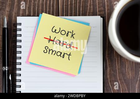 Testo "Work Smart" non "hard" sulla nota adesiva Foto Stock